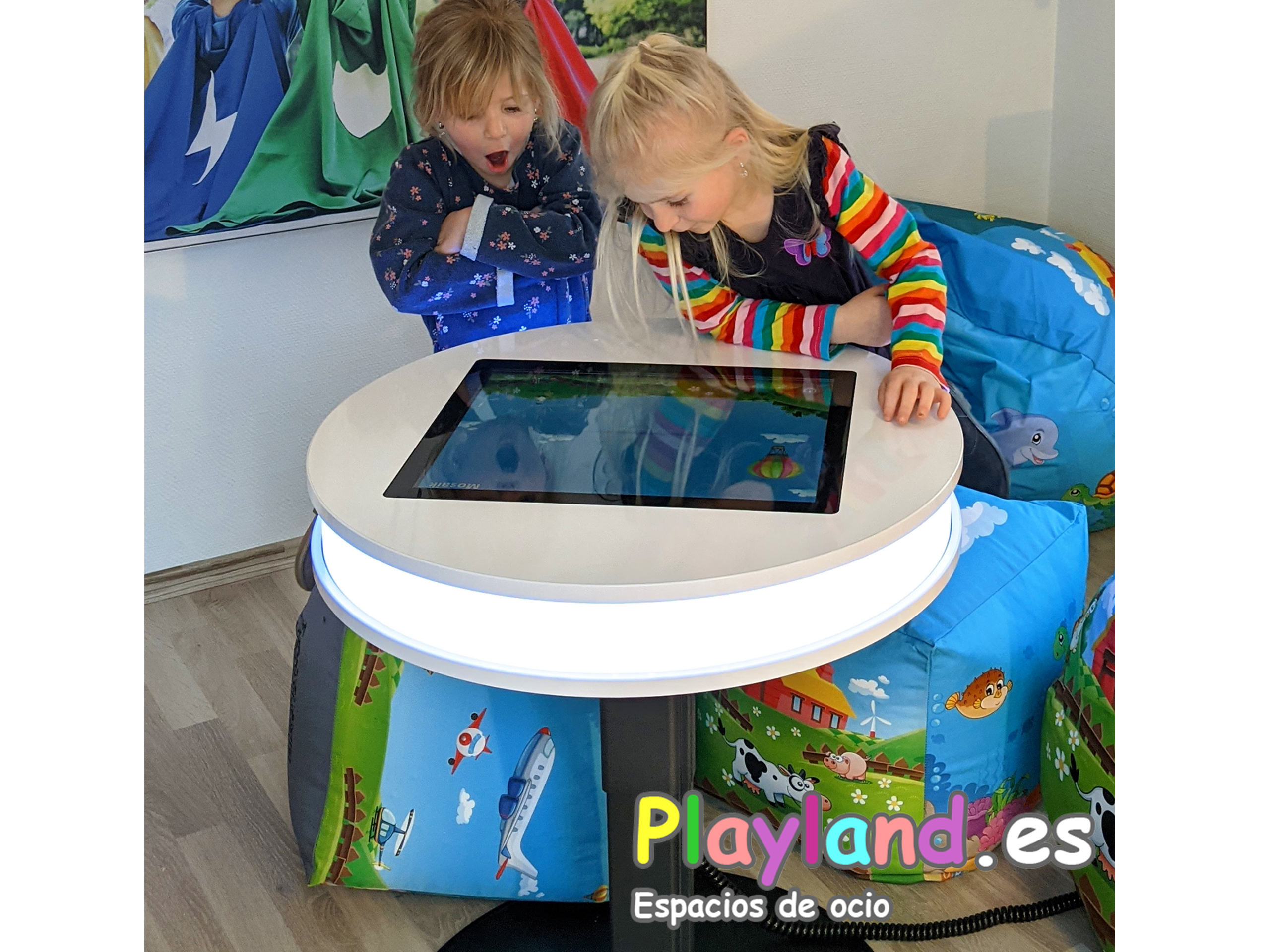 https://parquedebolas.com/images/productos/peq/mesa-interactiva-light-con-ninos%202.jpg